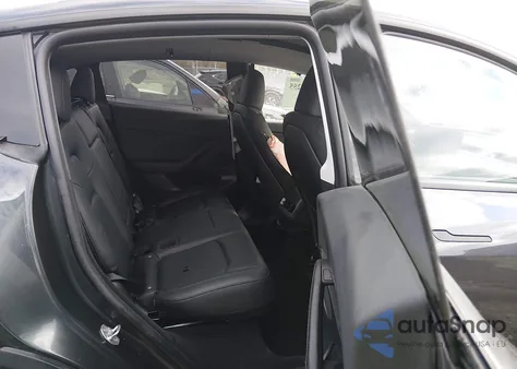 2025 Tesla Model Y Long Range Dual Motor All-Wheel Drive z USA, uszkodzony, nr VIN 7SAYGDEE8SF290411